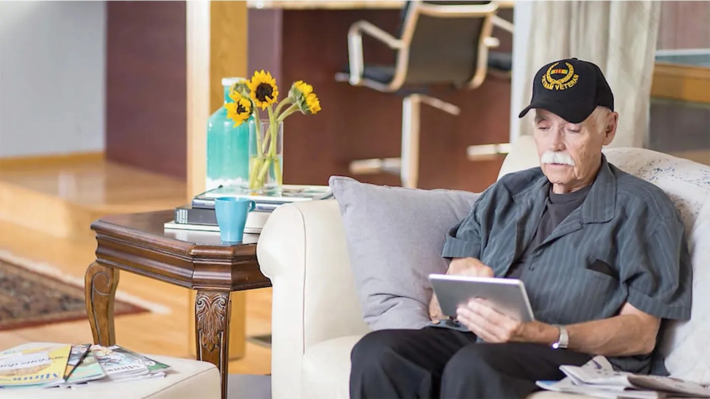 veteran-on-sofa-FI