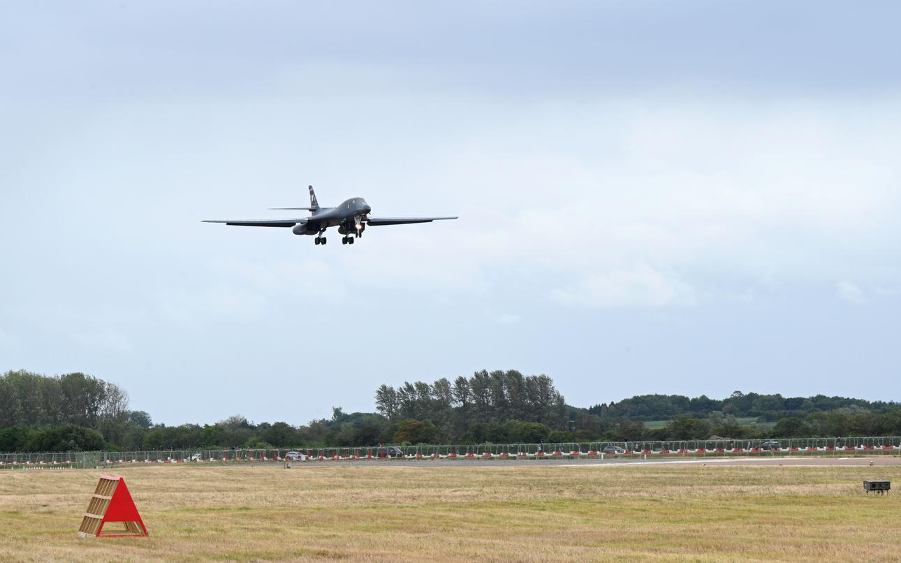 150926UK-PLANELANDINGphoto01